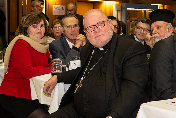 Jetzt steht gleich die Ehrung von Kardinal Reinhard Marx an. (Foto: Stadt Freising)