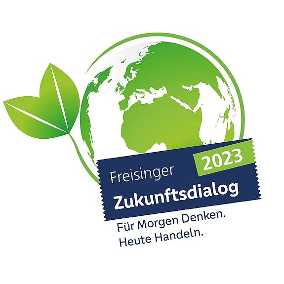 Erde mit grünen Kontinenten und einem Blatt an der Seite. "Freisinger Zukunftsdialog" Für Morgen Denken. Heute Handeln