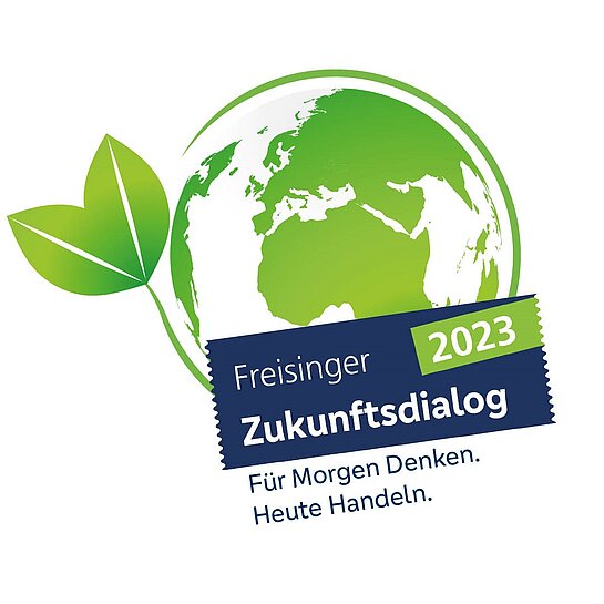 Erde mit grünen Kontinenten und einem Blatt an der Seite. "Freisinger Zukunftsdialog" Für Morgen Denken. Heute Handeln