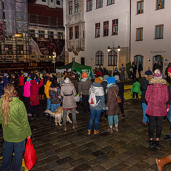 Auf dem Marienplatz demonstrieren die Umweltaktivist*innen für den Klimaschutz. (Foto: Stadt Freising)
