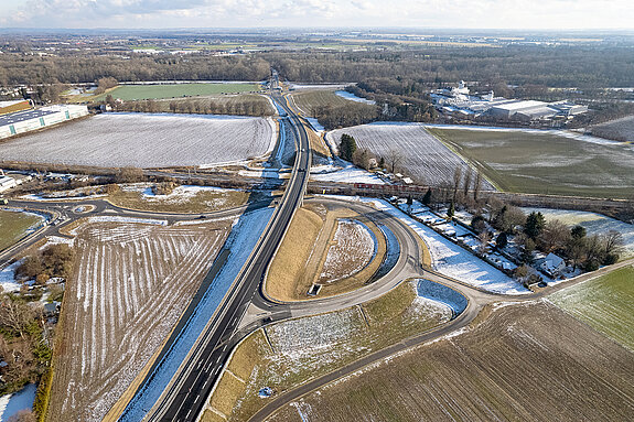 Von Süden aus ist der über die Westtangente erreichbare Anschluss an die Angerstraße schon länger freigegeben - ab 10. Januar 2022 steht die Zufahrt von oder aus Richtung Norden ebenfalls zur Verfügung. (Drohnenfoto: F.J. Kirmaier/das produktionshaus)
