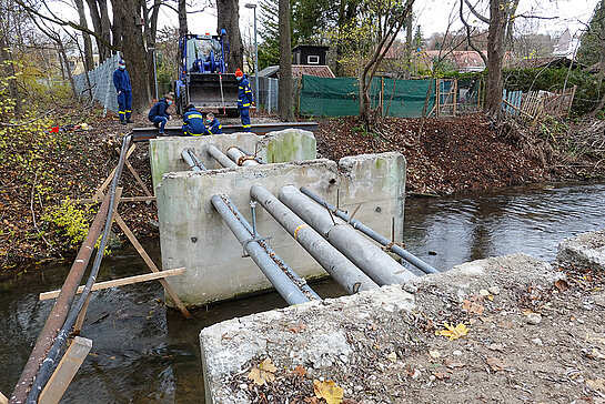 Die zum Teil eingestürzte Brücke zur Luitpoldanlage wird vom THW durch eine Behelfsbrücke ersetzt. (Foto: THW Freising)