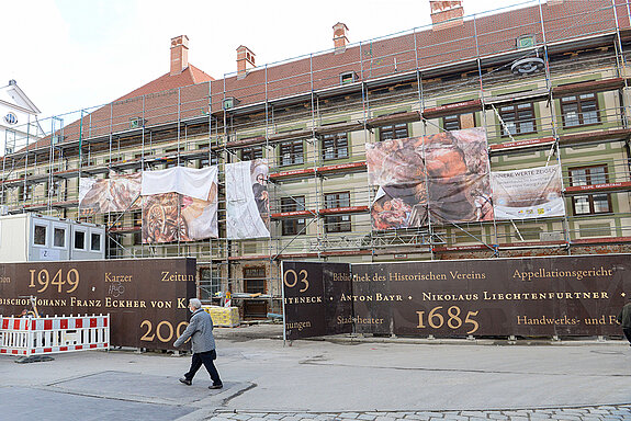 Im Herzen der Altstadt befindet sich das Asamgebäude, das seit zweieinhalb Jahren generalsaniert wird. (Foto: Stadt Freising)