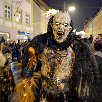 Zum Eröffnungsfest der Oberen Altstadt im Dezember 2023 gaben sich auch die Freisinger Perchten ein Stelldichein. (Foto: ski)