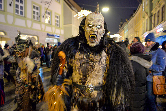 Zum Eröffnungsfest der Oberen Altstadt im Dezember 2023 gaben sich auch die Freisinger Perchten ein Stelldichein. (Foto: ski)