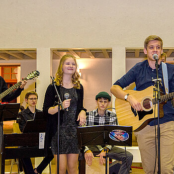 „Mieke and the Boys“ ernten mit  zum Teil selbst geschriebenen Songs großen Applaus. (Foto: Stadt Freising)