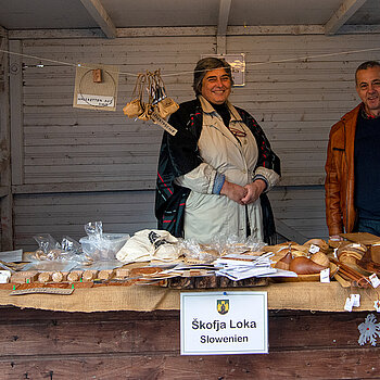 Korbiniansmarkt rund um den Roider-Jackl- Brunnen - Stand Škofja Loka. (Foto: Stadt Freising)