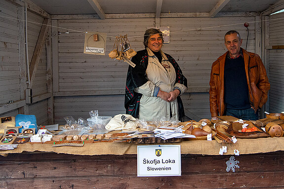 Korbiniansmarkt rund um den Roider-Jackl- Brunnen - Stand Škofja Loka. (Foto: Stadt Freising)