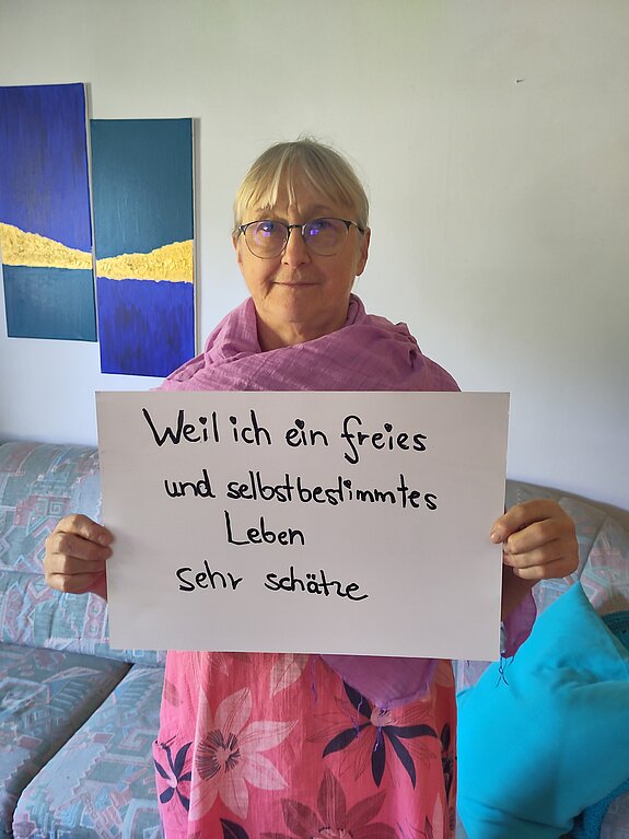 Beate Wübbels (Weltladen Freising) feiert die Demokratie, weil sie ein freies und selbstbestimmtes Leben sehr schätzt. Foto: Wübbels