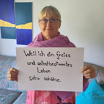 Beate Wübbels (Weltladen Freising) feiert die Demokratie, weil sie ein freies und selbstbestimmtes Leben sehr schätzt. Foto: Wübbels