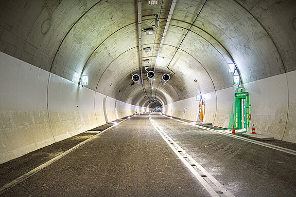 Den Härtetest bei mehreren Brandschutz- und Sicherheitsübungen hat der 705 Meter lange Tunnel bestanden – jetzt rollt hier ab 10. Januar 2022 der Verkehr. (Foto: Stadt Freising)