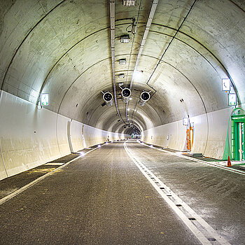 Den Härtetest bei mehreren Brandschutz- und Sicherheitsübungen hat der 705 Meter lange Tunnel bestanden – jetzt rollt hier ab 10. Januar 2022 der Verkehr. (Foto: Stadt Freising)