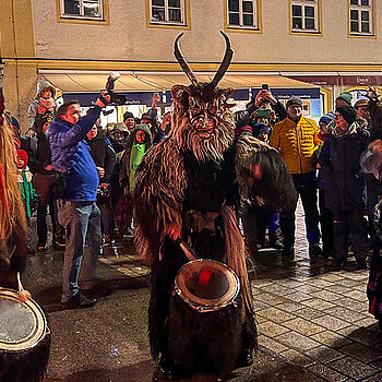 Zum Eröffnungsfest der Oberen Altstadt im Dezember 2023 gaben sich auch die Freisinger Perchten ein Stelldichein. (Foto: ski)