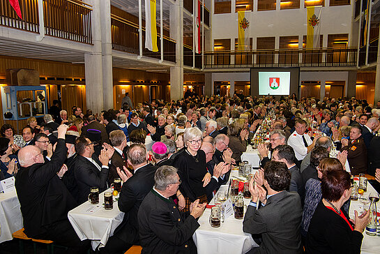 Volles Haus beim Kulturellen Partnerschaftsabend  - dem alljährlichen Treffen der Partnerstädte und befreundeter Regionen in der Aula des Dom-Gymnasiums Freising. (Foto: Stadt Freising)