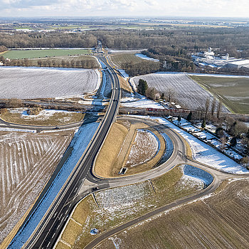 Von Süden aus ist der über die Westtangente erreichbare Anschluss an die Angerstraße schon länger freigegeben - ab 10. Januar 2022 steht die Zufahrt von oder aus Richtung Norden ebenfalls zur Verfügung. (Drohnenfoto: F.J. Kirmaier/das produktionshaus)