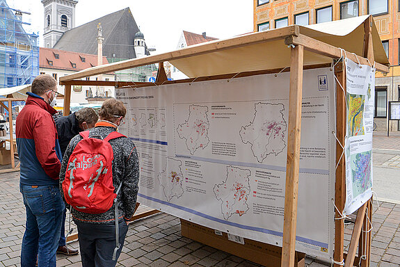 Eindrücke vom Informationsstand am Wochenmarkt Freising im November 2021 zum Klimaanpassungskonzept. (Foto: Stadt Freising)