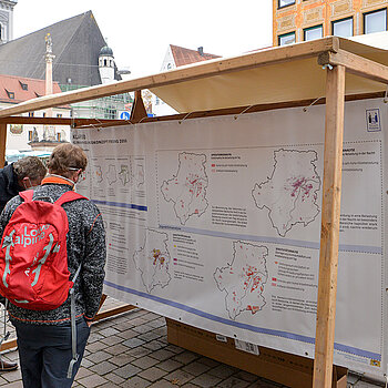 Eindrücke vom Informationsstand am Wochenmarkt Freising im November 2021 zum Klimaanpassungskonzept. (Foto: Stadt Freising)