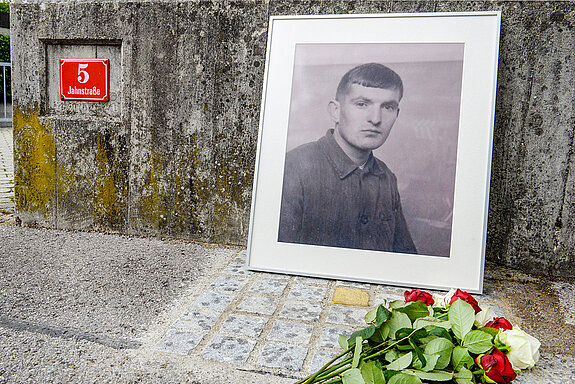 Der Stolperstein für Johann Rannertshauser an der Jahnstraße 5 nennt die grausamen Fakten: 1936 wurde er zwangssterilisiert und am 28.4.1945 ermordet. (Foto: Stadt Freising) 