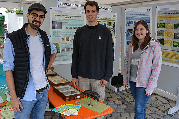 Student*innen der TU München informieren die Besucher*innen über Insektendiversität am Beispiel des Borkenkäfers. (Foto: Stadt Freising)