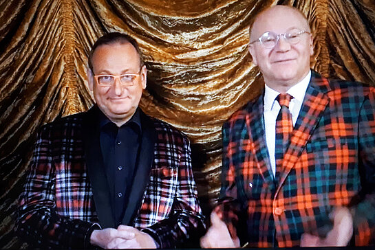 Volker Heißmann und Martin Rassau in karierten Anzügen vor einem Glitzervorhang