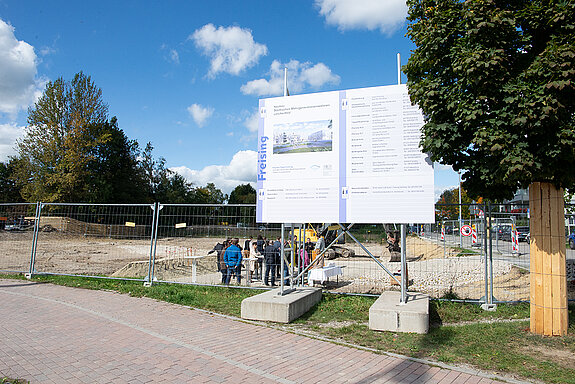 Blick auf die Bautafel, die auf den Neubau der Wohnanlage an der Katharina-Mair-Straße hinweist. (Foto: Stadt Freising)