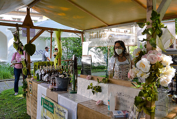 Auch Hopfen-Secco und mehr gab´s beim Rosentag 2021 im Amtsgerichtsgarten Freising. (Foto: Stadt Freising)