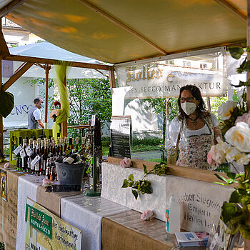Auch Hopfen-Secco und mehr gab´s beim Rosentag 2021 im Amtsgerichtsgarten Freising. (Foto: Stadt Freising)