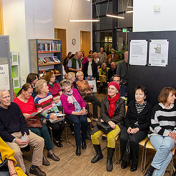 Der Platz reichte kaum aus, so zahlreich kamen die Geburtstagsgäste. (Foto: Stadt Freising)