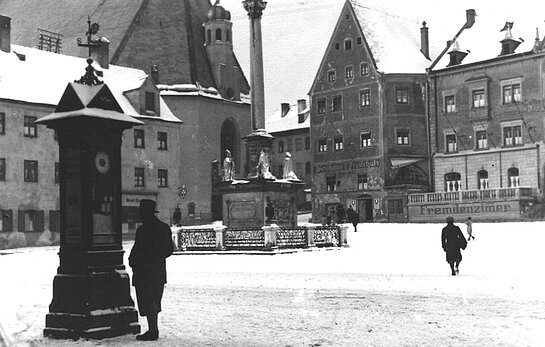 Wetterhäuschen am Marienplatz mit Mariensäule um 1905.