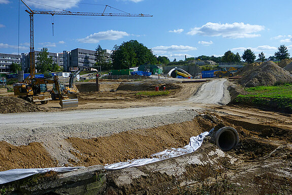 Westtangente Freising: Blick auf das Nordportal des Tunnels, davor zu sehen die angelaufenen Arbeiten an der Thalhauser Straße für den Bau von zwei Brücken. (Foto: Martin Bullinger/edr) 