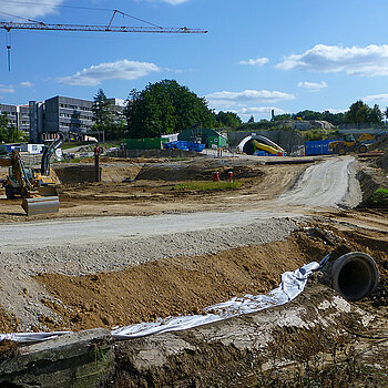 Westtangente Freising: Blick auf das Nordportal des Tunnels, davor zu sehen die angelaufenen Arbeiten an der Thalhauser Straße für den Bau von zwei Brücken. (Foto: Martin Bullinger/edr) 