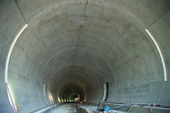 Westtangente Freising: Blick in den nördlichen Eingang des Tunnels. 