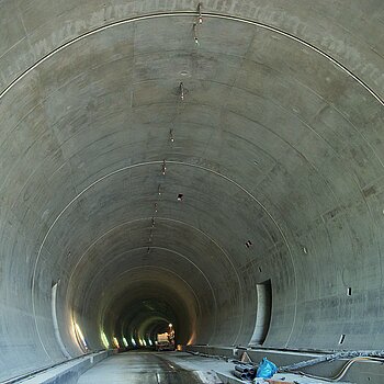 Westtangente Freising: Blick in den nördlichen Eingang des Tunnels. 