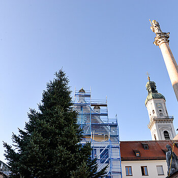 Das ist Spitze! Türmchen des Asamgebäudes, Tannenbaum, St. Georgsturm und Mariensäule (v.l.). (Foto: Stadt Freising)