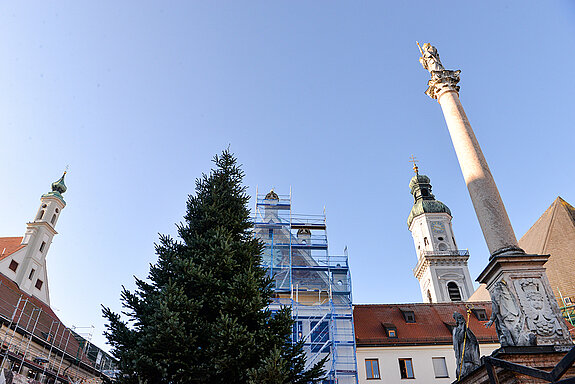 Das ist Spitze! Türmchen des Asamgebäudes, Tannenbaum, St. Georgsturm und Mariensäule (v.l.). (Foto: Stadt Freising)