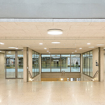 Flur im Obergeschoss der SteinPark-Schulen. (Foto: Troldtekt by Olaf Wiechers) 