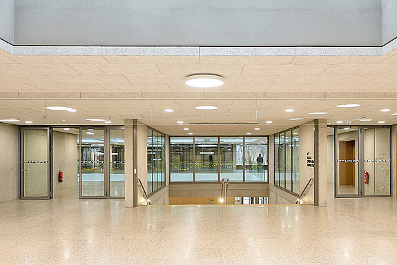 Flur im Obergeschoss der SteinPark-Schulen. (Foto: Troldtekt by Olaf Wiechers) 