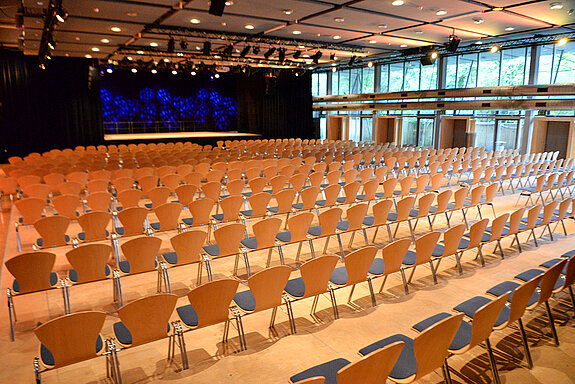 Das Bild zeigt die Variante mit der großen Reihenbestuhlung in der Luitpoldhalle Freising. 