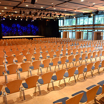 Das Bild zeigt die Variante mit der großen Reihenbestuhlung in der Luitpoldhalle Freising. 