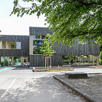 Lichtdurchfluteter Holzbau: Die Erweiterung der Grundschule St. Lantbert ermöglicht den Ganztagesbetrieb für zwei Klassen. (Foto: Stadt Freising)