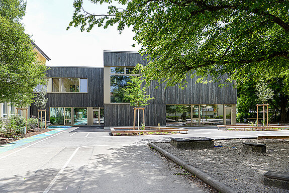 Lichtdurchfluteter Holzbau: Die Erweiterung der Grundschule St. Lantbert ermöglicht den Ganztagesbetrieb für zwei Klassen. (Foto: Stadt Freising)