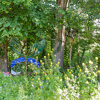 Die Schmetterlingswiese bietet nicht nur Nahrung für die Falter: Die Blumen stehen den Kindern quasi Modell im Freiluft-Malatelier. (Foto: Stadt Freising)  