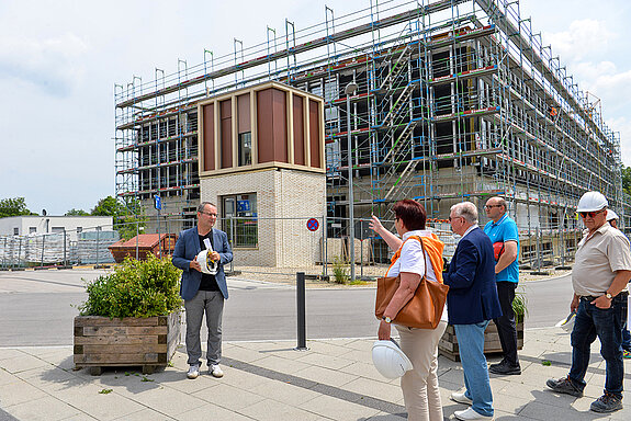 Als Vorsitzende des für Schulthemen zuständigen Kulturausschusses freut sich Bürgermeisterin Eva Bönig (2. von links) besonders über den Baufortschritt. (Foto: Stadt Freising)