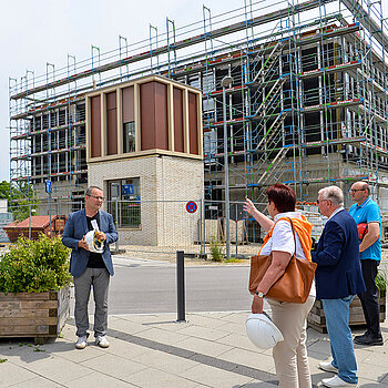 Als Vorsitzende des für Schulthemen zuständigen Kulturausschusses freut sich Bürgermeisterin Eva Bönig (2. von links) besonders über den Baufortschritt. (Foto: Stadt Freising)