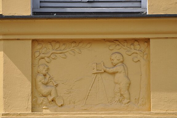 Bildmotiv "Puto mit Kamera" am Haus des Fotografen Jakob Werkmeister.