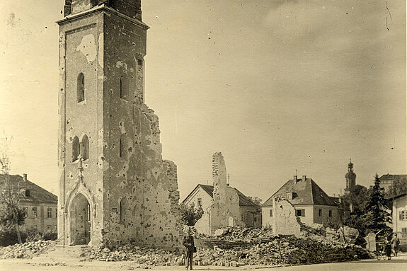 Die protestantische Kirche ist Symbol des Tiefflieger-Angriffs vom 18. April 1945 - sie wurde fast vollständig zerstört. Um 14.45 Uhr, der Zeit also, in der der Fliegerangriff stattfand, beginnt der Gottesdienst. (Fotosammlung Stadtarchiv Freising)
