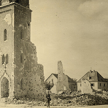Die protestantische Kirche ist Symbol des Tiefflieger-Angriffs vom 18. April 1945 - sie wurde fast vollständig zerstört. Um 14.45 Uhr, der Zeit also, in der der Fliegerangriff stattfand, beginnt der Gottesdienst. (Fotosammlung Stadtarchiv Freising)