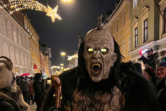 Zum Eröffnungsfest der Oberen Altstadt im Dezember 2023 gaben sich auch die Freisinger Perchten ein Stelldichein. (Foto: ski)