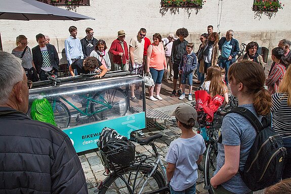 Eine Fahrradwaschanlage zu Gast in Freising: das kostenlose Angebot im Rahmen des Freisinger Radlsommers stieß auf reges Interesse.