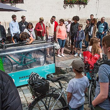 Eine Fahrradwaschanlage zu Gast in Freising: das kostenlose Angebot im Rahmen des Freisinger Radlsommers stieß auf reges Interesse.